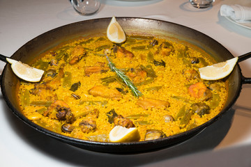 Paella valenciana con pollo y conejo y un toque de romero