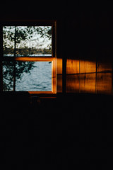 Filé de lumière à l'intérieur du chalet et vue sur le lac