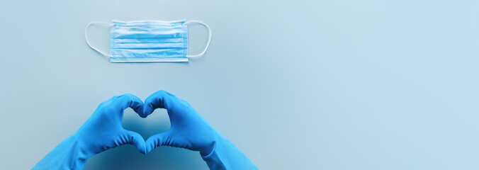 Coronavirus in Italia fine della pandemia, successo con simbolo del cuore fatto dalle mani di un medico. Virus definitivamente debellato. Vista panoramica. Banner. © Polonio Video