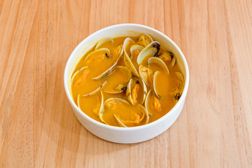 bowl with clams a la marinera