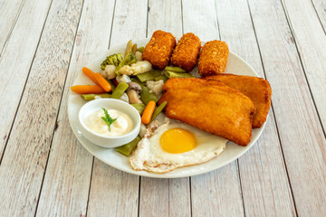 combo plate with egg, chicken and vegetables