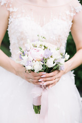 Obraz na płótnie Canvas Wedding bouquet in bride's hands