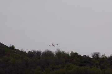 Aereo impegnato in operazione antincendio montano,Sud Italia, 19 Aprile 2020.