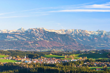Fototapeta na wymiar Village Buchenberg in front of the Allgäu Alps. Bavaria, Germany