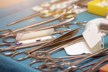 Instrumente in Operationssaal für OP und chirurgische Behandlung von Patient in Krankenhaus,...