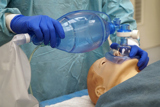 Beatmungsbeutel zur Beatmung von Patienten mit Lungenentz&uuml;ndung oder Pneumonie als Ersatz f&uuml;r ein Beatmungsger&auml;t im Krankenhaus