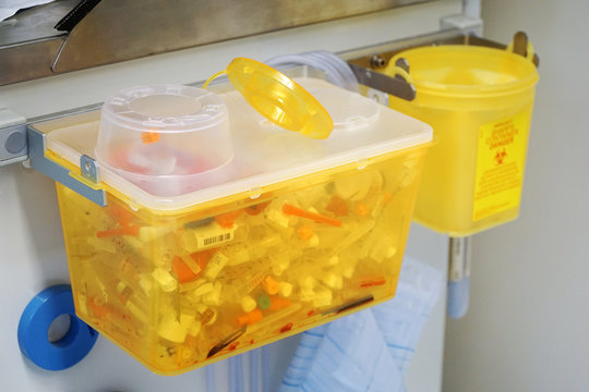 Krankenhausabf&auml;lle aus OP in spezieller Sammelbox zum Schutz vor Infektion oder Ansteckung