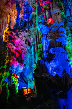 Surface light effect of stalactites under colored lights © 浩 陈