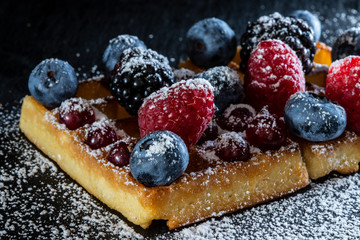 Waffel mit Beeren und Puderzucker