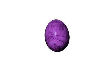 Ein violett gefärbtes Osterei, auf einem weißen Hintergrund