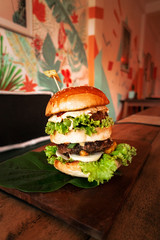 Duży burger z wołowiną, podwójny i przepyszny.