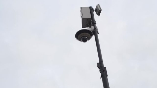 Gros plan cam&eacute;ra de surveillance en travelling