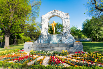 Johann Strauss monument in the Vienna city park. - obrazy, fototapety, plakaty
