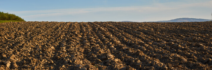 Panoramy pól uprawnych na wiosnę po orce © Marek Szymski