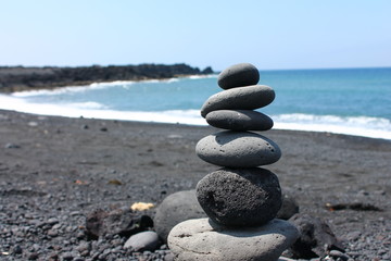 Steinturm am Strand