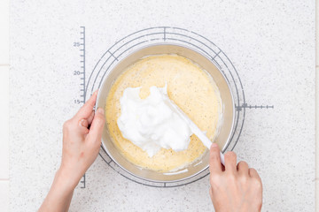 自宅でミルクティーシフォンケーキを作る工程　9-メレンゲを生地にヘラで混ぜ合わせる様子