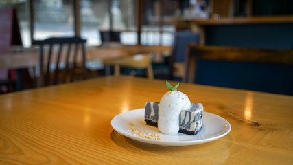 カフェのテーブルに置かれたショコラのマーブルケーキ