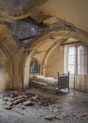 Fototapeta na wymiar old abandoned bedroom