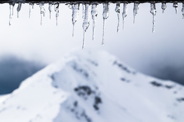 Sople lodu na tle Alp