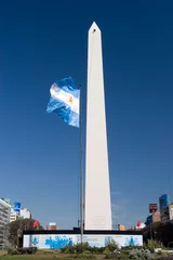 Foto op Canvas Buenos Aires, Argentinië. 18 mei 2009: Obelisk van Buenos Aires met vlag van land © camaralucida1