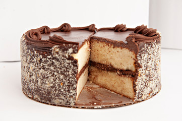 vanilla cake chocolate frosting