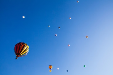 Mongolfiere in cielo blu