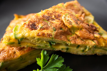 Deliziosa frittata di uova, zucchine, formaggio ed erbette