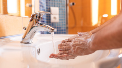 Mycie rąk mydłem  w celu ochrony przed wirusami. - obrazy, fototapety, plakaty