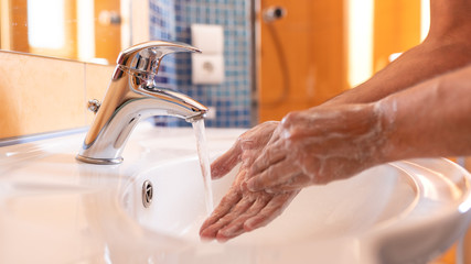 Mycie rąk mydłem  w celu ochrony przed wirusami. - obrazy, fototapety, plakaty