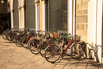 Bicicletas aparcadas en la acera.