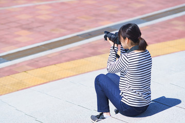 カメラ　カメラ女子　デジカメ　一眼カメラ　撮影する　部活　報道　フォトグラファー　趣味　副業　趣味
