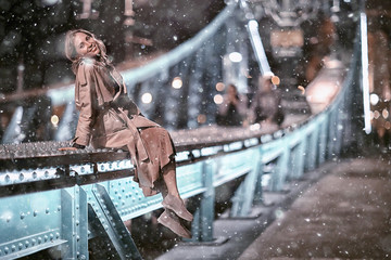 Naklejka premium winter budapest bridge girl, winter view, woman tourist in budapest hungary in winter