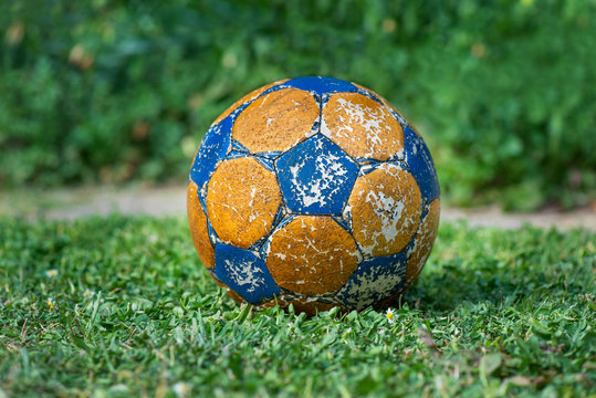 Pallone rovinato giallo e blu sull'erba