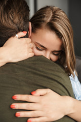 Photo closeup of happy romantic caucasian couple hugging