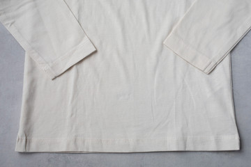 Camiseta de algodón de manga larga sobre fondo gris