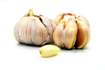 Obraz premium whole garlic and a slice on a white background