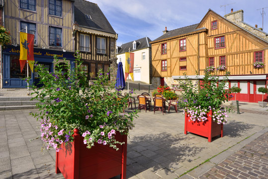Rue Saint-Julien fleurie &agrave; Domfront (61700), d&eacute;partement-de-l'Orne-en-region-Normandie, France