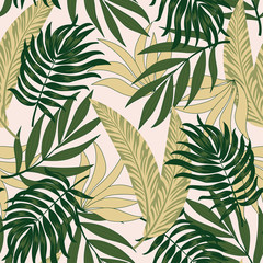 Abstracte naadloze tropische patroon met heldere planten en bladeren op een pastel achtergrond. Naadloze exotische patroon met tropische planten. Zomer kleurrijke Hawaiiaanse.