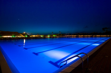 piscina con pineta in notturna