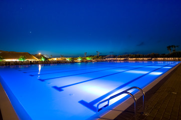 piscina con pineta in notturna