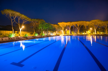 piscina con pineta in notturna