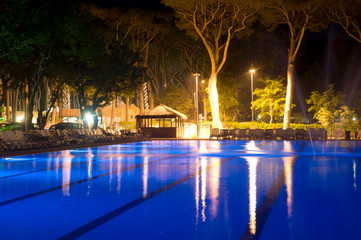 piscina con pineta in notturna