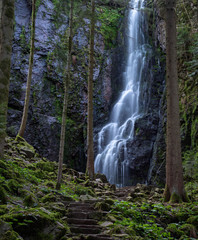 Mystischer Wasserfall im Schwarzwald