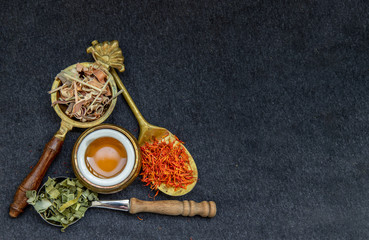 Fototapeta na wymiar Wonderful Thai herbal tea with Dried lemongrass herb and pandanus and safflower on spoons with honey.