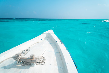 Dziub łódki na turkusowym oceanie. © insomniafoto