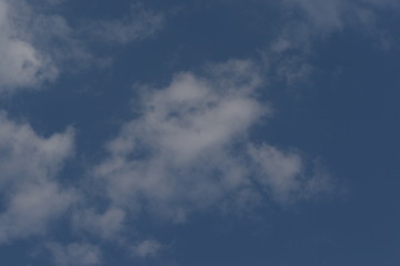 Fototapeta premium Błękitne niebo z białymi chmurami, tło natura.