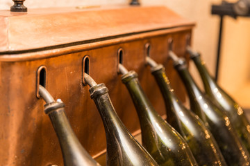 Ancien système de mise en bouteille pour le champagne