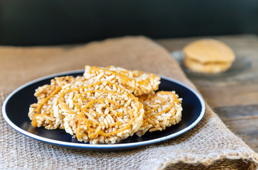Snacks, crispy rice, caramel slope, Nang Ler Thai dessert