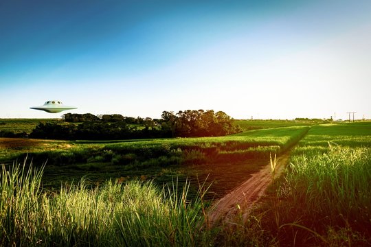 Disco voador na &aacute;rea paisagem rural.