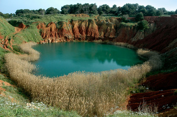 Paesaggio sul lago di bauxite ad Otranto nel Salento sud Italia